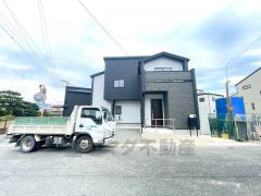 駐車スペースはゆとりある2台分を確保。マイカー用に、お客さま用に、余裕を持ってご利用いただけます。