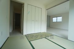 リビングからの続き間として和室をご用意しました。普段はリビングとつなげて開放的なスペースとして。来客時には客間としてお使いいただけます。