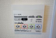 同仕様写真。浴室暖房乾燥機には、暖房、乾燥、涼風、換気の4つの機能が付いています。タイマー付きです。