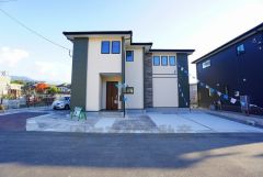 駐車スペースはゆとりある3台分を確保。マイカー用に、お客さま用に、余裕を持ってご利用いただけます。