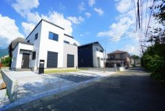 前面道路は交通量が少なく小さなお子様がいるご家庭も安心です＾＾大型車両の通行も無く静かで快適な生活を送れます＾＾