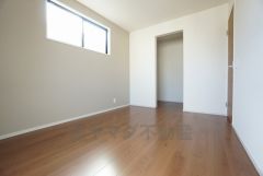 同仕様写真。住む人のこだわりを活かす洋室＾＾日当たりがよく、寝室としての利用もおすすめ。WICもあり荷物もすっきり片付けられ、ゆとりのある暮らしが出来ます＾＾