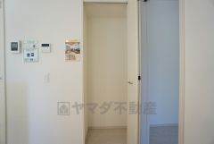 まとめ買いしてもこの収納量なら心配要らずのパントリー。調理家電や食品のストックをすっきりまとめられ、キッチン周りを広々使えます。
