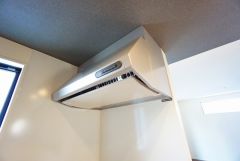 調理により発生する油煙や臭いを吸い込み、屋外へ排気してくれます。