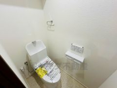 温水洗浄機付トイレです。節水機能もあるので、安心して使えますね。