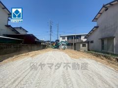 コンビニ・ドラックストアまで徒歩7分。スーパーまで徒歩12分。敷地面積広々56坪。並列駐車3台可能。