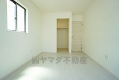 同仕様写真。暖かい日差しが差し込む洋室。たっぷり収納できるクローゼット付きでお部屋の中をすっきりと快適に保てます。