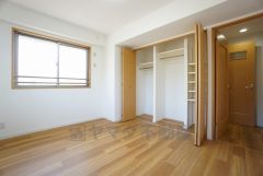 住む人のこだわりを活かす洋室＾＾日当たりがよく、寝室としての利用もおすすめ。広めのクローゼットもあり荷物もすっきり片付けれ、ゆとりのある暮らしが出来ます＾＾