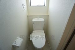 温水洗浄機付トイレです。節水機能もあるので、安心して使えますね。もちろん、1階2階の2ヶ所にトイレがあるので、忙しい朝にもゆとりができますね。