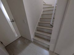 ご年配の方でも安心できる、手すり付き階段です＾＾段差も低めで設定されてますので安全性にも優れてますね＾＾