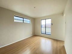 主寝室はアクセントクロスがオシャレですね。インテリアでどんな部屋にするのか考えるのも楽しみです。