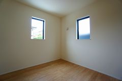 2面採光を確保した明るい室内は、風通しも良く、大変居心地の良い空間となっております。爽やかな風を感じて起きる朝は、快適生活の始まりに。