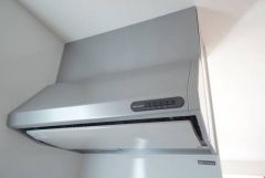 調理により発生する油煙や臭いを吸い込み、屋外へ排気してくれます。