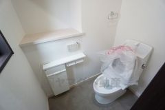 温水洗浄機付トイレです。節水機能もあるので、安心して使えますね。もちろん、1階2階の2ヶ所にトイレがあるので、忙しい朝にもゆとりができますね。