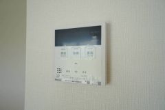 明るい洋室です。ナチュラル色のフローリングで開放的な優しい雰囲気になっています＾＾ベッドや机、ＴＶを置いてもゆとりのある広さです。 オープンクローゼットは、扉の開閉動作がないので荷物の出し