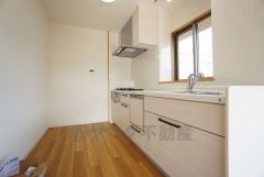 対面式カウンターキッチンでお子様の様子が見守れます。カウンタートップは耐熱性に優れており、日ごろのお掃除もふき取るだけでＯＫ。ステンレスシンクも簡単にお掃除できますよ。