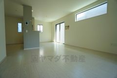 夏は強い日差しをカット、冬は暖かな遮熱高断熱型Low-Eガラスを採用。夏の強い日差しを約60%カットし、冷房効果を高めます。紫外線もカットするため紫外線による日焼けも抑制。