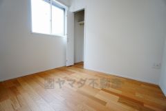 同仕様写真。木目調のシンプルデザインで落ち着きと安らぎの空間に仕上げています。各部屋に収納が完備されているので、お荷物が多くなっても安心の設計です。