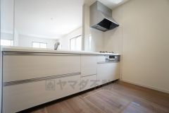 同仕様写真。対面式カウンターキッチンでお子様の様子が見守れます。カウンタートップは耐熱性に優れており、日ごろのお掃除もふき取るだけでＯＫ。ステンレスシンクも簡単にお掃除できますよ。