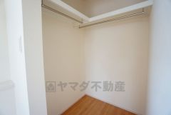 収納力豊富なウォークインクローゼット付き。洋服や小物などを1箇所にまとめて美しい収納を実現します。