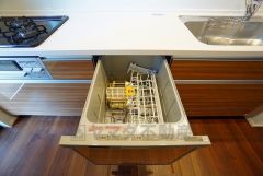 家事の時間が短縮できる食器洗浄乾燥機付。後片付けもラクラクです。 食器を洗う手間が減るので家族とのコミュニケーションの時間や自分の時間が増えますね。