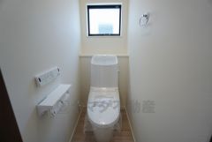 温水洗浄機付トイレです。節水機能もあるので、安心して使えますね。もちろん、1階2階の2ヶ所にトイレがあるので、忙しい朝にもゆとりができますね。