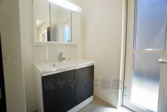 三面鏡つき洗面台。収納も一体型になっているので、ドライヤーやヘアアイロンの置き場に困りませんね。