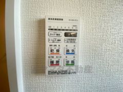 浴室暖房乾燥機には、暖房、乾燥、涼風、換気の4つの機能が付いています。タイマー付きです。