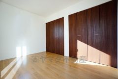 同仕様写真。住む人のこだわりを活かす洋室＾＾日当たりがよく、寝室としての利用もおすすめ。広めのクローゼットもあり荷物もすっきり片付けれ、ゆとりのある暮らしが出来ます＾＾