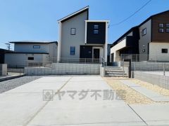 こちらの家には停めやすい並列駐車が2台分ついてます。 車好きのご主人の洗車もゆったり＾＾