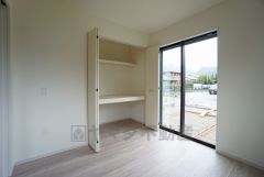木目調のシンプルデザインで落ち着きと安らぎの空間に仕上げています。各部屋に収納が完備されているので、お荷物が多くなっても安心の設計です。