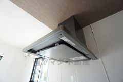 お手入れが簡単なスリム型レンジフードです。調理により発生する油煙や臭いを吸い込み、屋外へ排気してくれます。