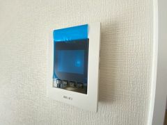 防犯性もばっちり、TVモニター付きインターフォン完備。大きなモニターで玄関先を確認できます。録画機能が付いているので不在時の訪問者も確認できて安心です^^