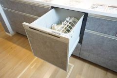 家事の時間が短縮できる食器洗浄乾燥機付。後片付けもラクラクです。 食器を洗う手間が減るので家族とのコミュニケーションの時間や自分の時間が増えますね。