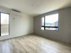 主寝室としてお使いいただけそうなこちらのお部屋は、日当たりが良く、爽やかな風を感じて起きる朝は、快適生活の始まりに。