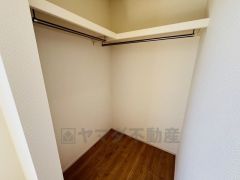 ハンガーパイプ付で散らかりがちな洋服類もきれいに整理できます。使用頻度が少ないものは枕棚の上に、足元には3段ボックスを置いて、フル活用できるクローゼットです＾＾