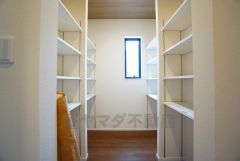 キッチン横パントリー収納。食器やキッチン用品、食料品の保存に便利です＾＾高さのある物もスッキリ収納できます＾＾