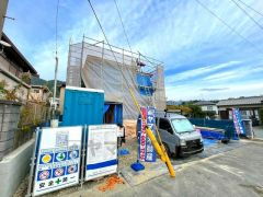 並列駐車4台分＾＾前面道路は広々西側公道約6ｍ。 車通りが少ないため、小さなお子様がいるご家庭でも安心です＾＾