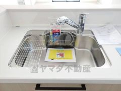 広々とした凸型シンクに洗剤ポケットを標準装備。大きなお鍋など洗いやすいです。洗剤や石鹸、スポンジもすっきりできる収納付き。