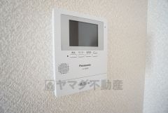 防犯性もばっちり、TVモニター付きインターフォン完備。大きなモニターで玄関先を確認できます。録画機能が付いているので不在時の訪問者も確認できて安心です^^