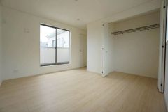 主寝室としてお使いいただけそうなこちらのお部屋は、日当たりが良く、爽やかな風を感じて起きる朝は、快適生活の始まりに。