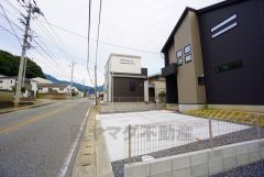 カースペースは停めやすい並列駐車3台付き。