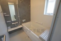 1日の疲れを癒すくつろぎのバスルーム。足を伸ばしてもゆったりと入れるサイズです。お子様と一緒にお風呂に入っても狭くないですね^^