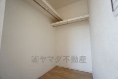 同仕様写真。収納力豊富なウォークインクローゼット付き。洋服や小物などを1箇所にまとめて美しい収納を実現します。