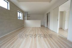 家族が集まる開放的なリビング。約17帖の大空間で毎日のお食事が楽しみです＾＾思い思いの時間を過ごしたり、家族みんなで食事をしたり、素敵な団らんの場になりますね。