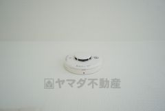 火災による煙や熱を感知して、警報音やブザー等で火災の発生を知らせてくれる火災警報器。