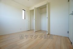 同仕様写真。木目調のシンプルデザインで落ち着きと安らぎの空間に仕上げています。各部屋に収納が完備されているので、お荷物が多くなっても安心の設計です。