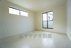 寛ぎの時間を紡ぎだす主寝室は、大型ベッドを置いても余裕の広さを確保しています。