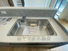 広々とした凸型シンクに洗剤ポケットを標準装備。大きなお鍋など洗いやすいです。洗剤や石鹸、スポンジもすっきりできる収納付き。