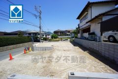 西鉄五条駅まで徒歩13分。 西鉄バス五条台停まで徒歩1分。 コンビニまで徒歩9分。太宰府東小中学校まで徒歩12分圏内＾＾